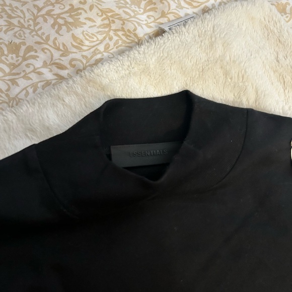 Essential Shirt - Picture 4 of 5